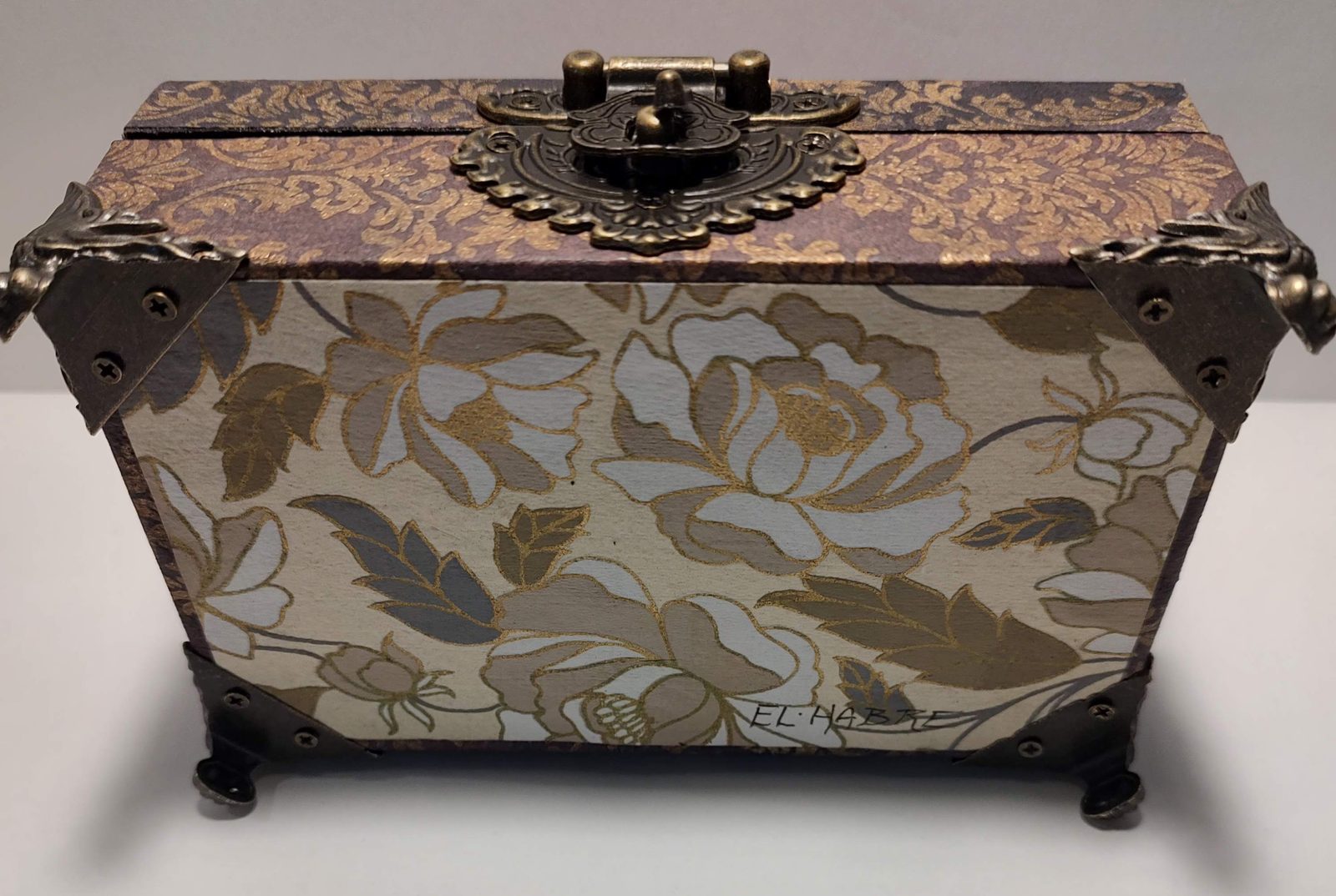 Baroque painted box — underside with decorative feet